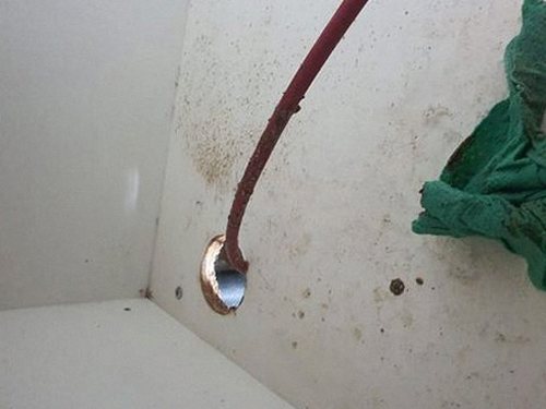 삼성동 하수구막힘 작업 후 배수 흐름을 확인하는 점검 장면